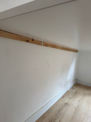 Mesa de escritorio blanca y negra