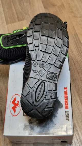 Zapatos de seguridad TFG negros y verdes