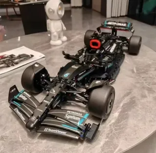 Maqueta Mercedes F1 W14