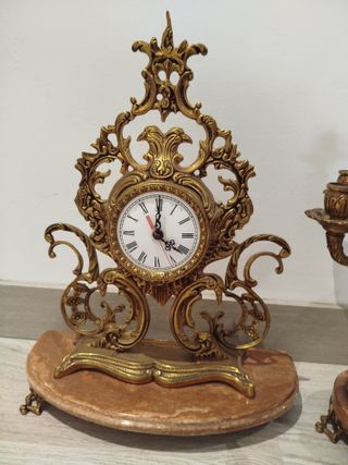 Conjunto vintage de reloj y dos candelabros