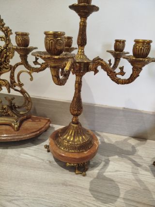 Conjunto vintage de reloj y dos candelabros