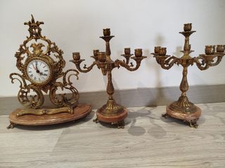 Conjunto vintage de reloj y dos candelabros