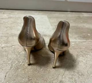 Zapatos de tacón Zara dorados y rosas