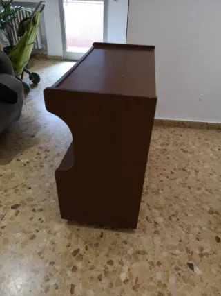 Mesa auxiliar de madera con ruedas