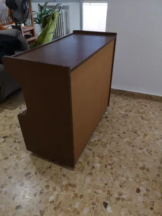 Mesa auxiliar de madera con ruedas