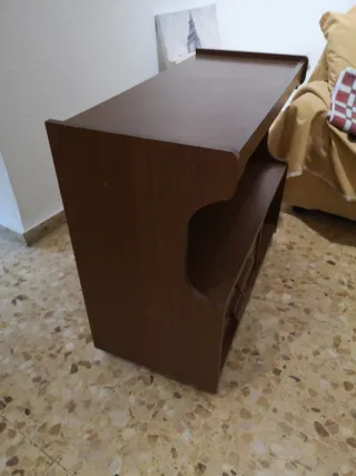 Mesa auxiliar de madera con ruedas