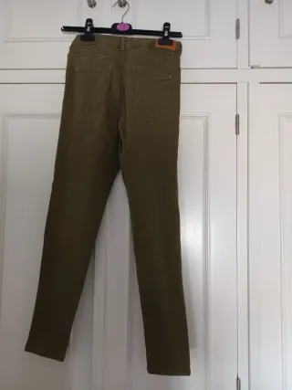 Pantalón vaquero verde con raya lateral