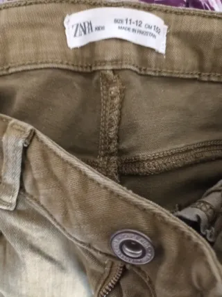 Pantalón vaquero verde con raya lateral