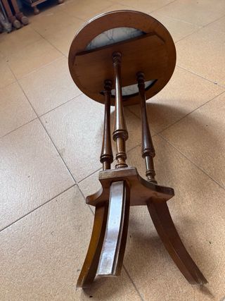 Mesa auxiliar redonda de mármol y madera