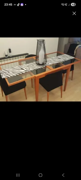 Mesa extensible madera y cristal + 4 sillas