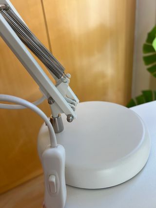 Lámpara de escritorio blanca ajustable