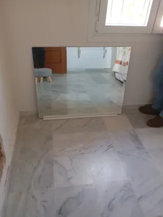 Espejo biselado de cristal y madera