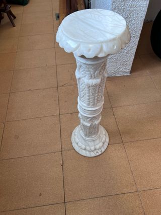 Pedestal de mármol blanco tallado