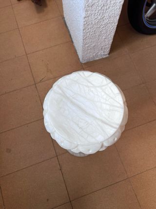 Pedestal de mármol blanco tallado