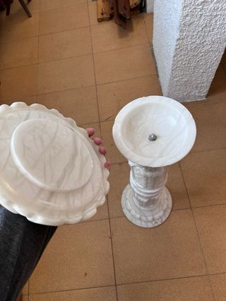 Pedestal de mármol blanco tallado