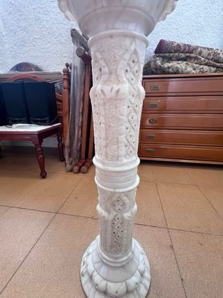 Pedestal de mármol blanco tallado