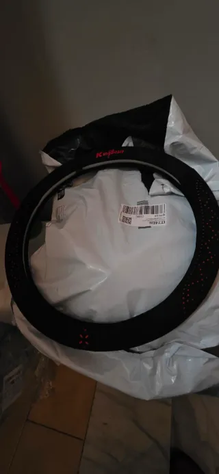 Coprivolante auto nero con inserti rossi