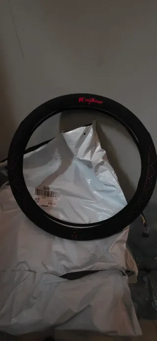 Coprivolante auto nero con inserti rossi