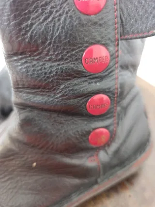 Botines negros con detalles rojos