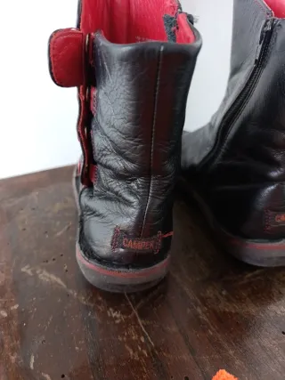 Botines negros con detalles rojos