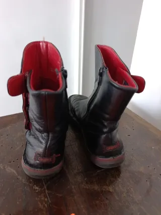 Botines negros con detalles rojos