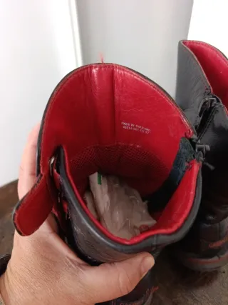 Botines negros con detalles rojos