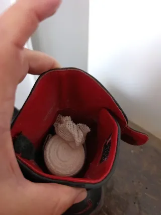 Botines negros con detalles rojos