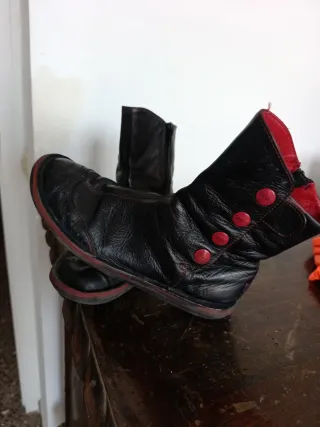 Botines negros con detalles rojos