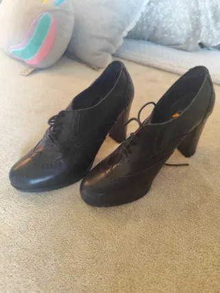 Zapato de tacón negro mujer