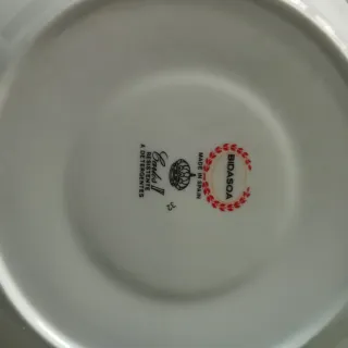 Juego de tazas y platos.