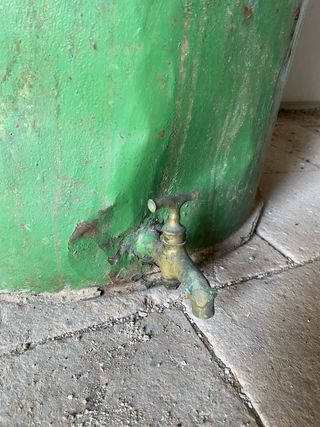 Depósito aceite antiguo de comercio con grifo