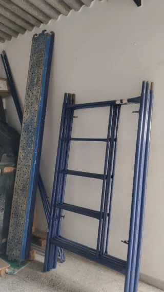 Alquiler Andamio con ruedas azul