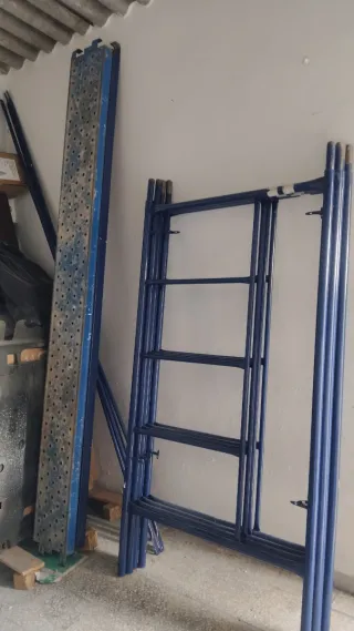 Alquiler Andamio con ruedas azul