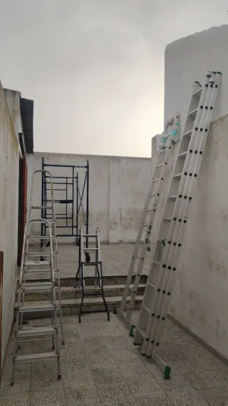 Alquiler Andamio con ruedas azul