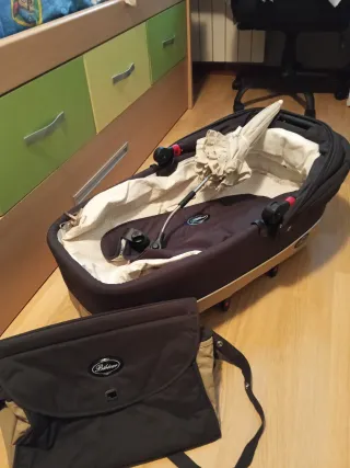 Carrito de bebé Bebecar tres piezas .
