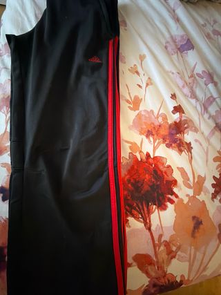 Pantalón Adidas Negro y Rojo recto