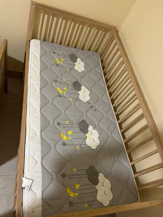 Cuna de bebé con colchón