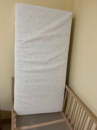 Cuna de bebé con colchón