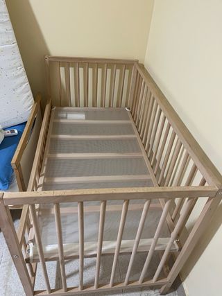 Cuna de bebé con colchón