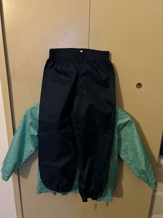 Chubasquero y pantalón infantil