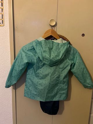 Chubasquero y pantalón infantil