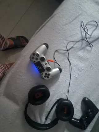 PS4 Slim 800GB + 2 Mandos y 7 juegos 300 o 295