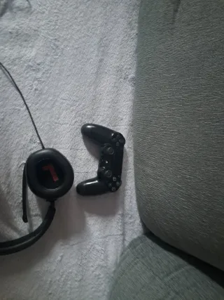 PS4 Slim 800GB + 2 Mandos y 7 juegos 300 o 295