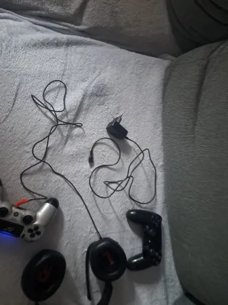 PS4 Slim 800GB + 2 Mandos y 7 juegos 300 o 295