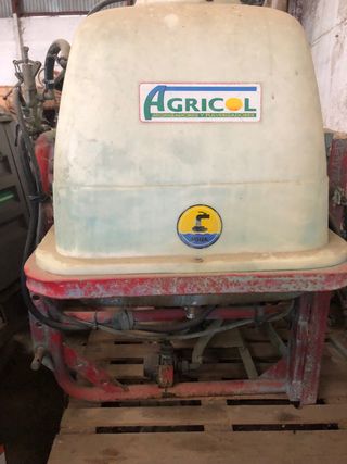 Máquina herbicida  agricol y barra de aplicación.