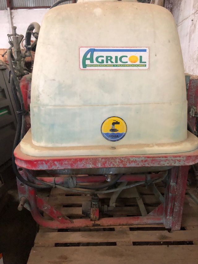 Máquina herbicida  agricol y barra de aplicación.