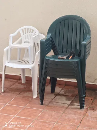 Sillas de plástico apilables (verdes y blancas)