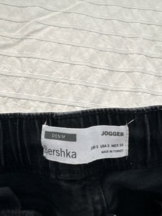 Pantalones Bershka negros rotos