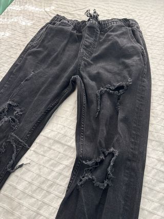 Pantalones Bershka negros rotos