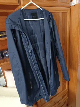 Abrigo azul hombre con capucha